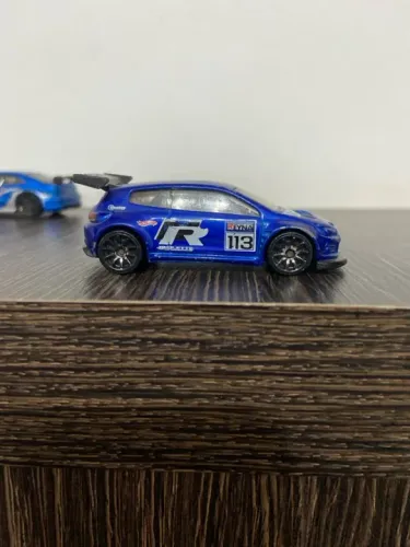 Carrinho Volkswagen Golf R Hot Wheels
