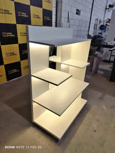 Expositor de sapatos com iluminação, rodinhas é espelho 120x90x45