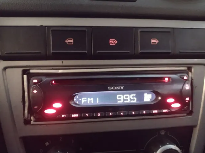 Som de carro Sony toca cd