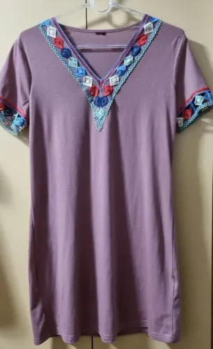 Vestido novo com bordados baixou