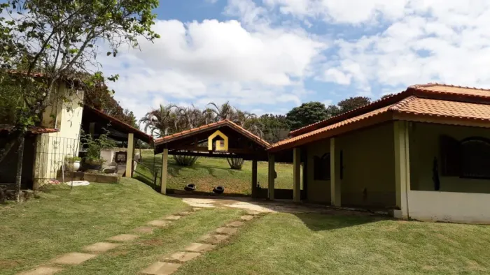 Chácara em Salto de Pirapora. Com construção de casa com 2 suítes.