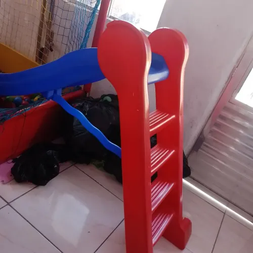 Vendo escorregador 4 degraus 