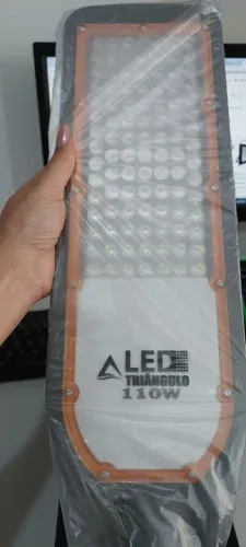 Luminária led triângulo 110w 