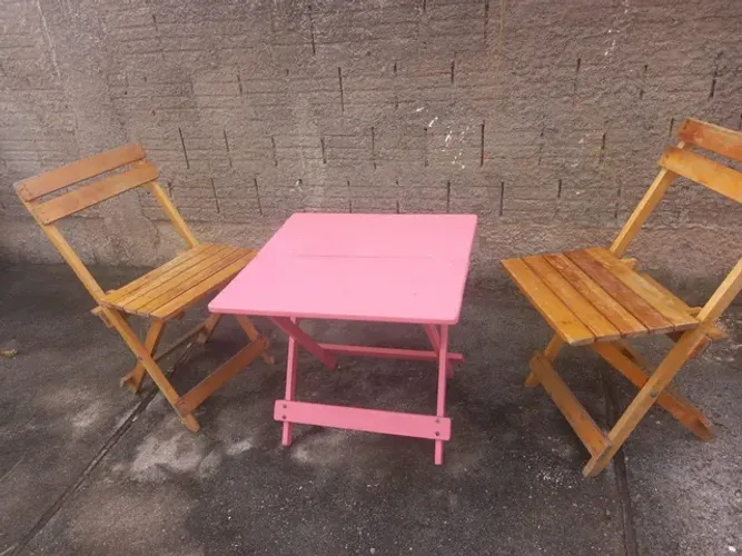 Mesa de madeira com duas cadeiras 