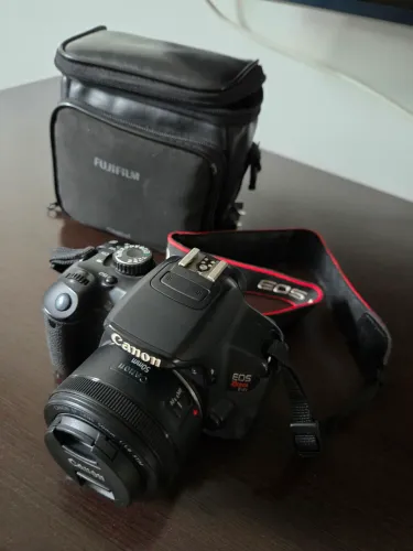 Câmera Canon EOS Rebel T4i com Lente 50mm