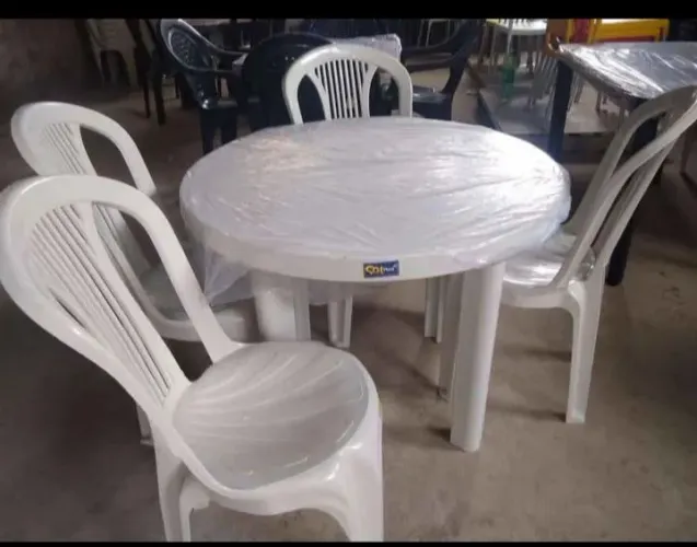Mesa e Cadeiras de Plástico Brancas