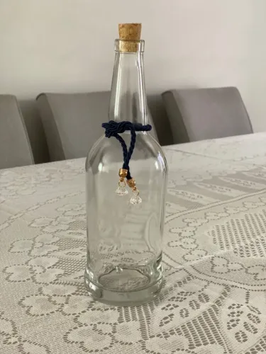 Garrafa de vidro com tampa e laço para artesanato