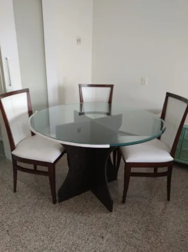 Mesa redonda de vidro com suporte de granito