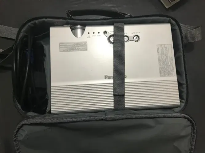 Projetor LCD Panasonic PTLB20SU - Seminovo, excelente estado + acessórios originais