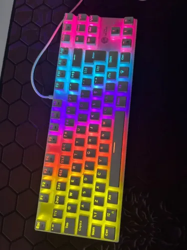 Teclado mecânico branco com LED RGB