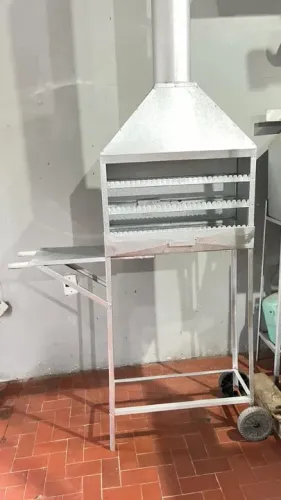 CHURRASQUEIRA PARA ESPETINHOS PORTÁTIL COM RODINHAS