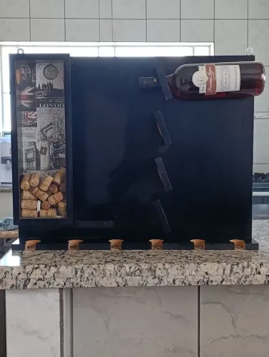 Adega suspensa espaço p 4 vinhos 1 bebida 6 taças