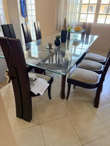 Mesa de jantar 8 cadeiras tampo de vidro bisotado.