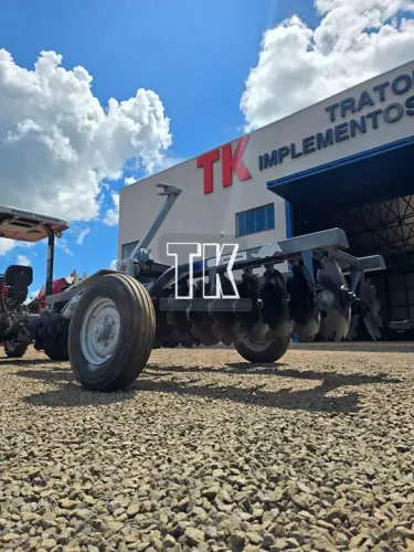 Grade niveladora de 36 discos com pneus para transporte tatu - Tk Tratores Nova Andradina 