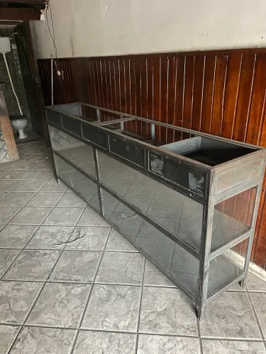Balcão de ferro com vidro