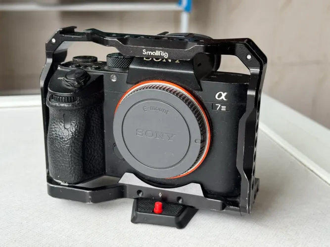 Câmera sony A7iii + cage e cartao de memoria 128gb