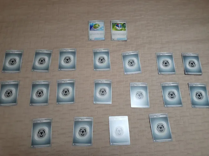 Cartas Pokémon Energia Básica + 2 Treinadores