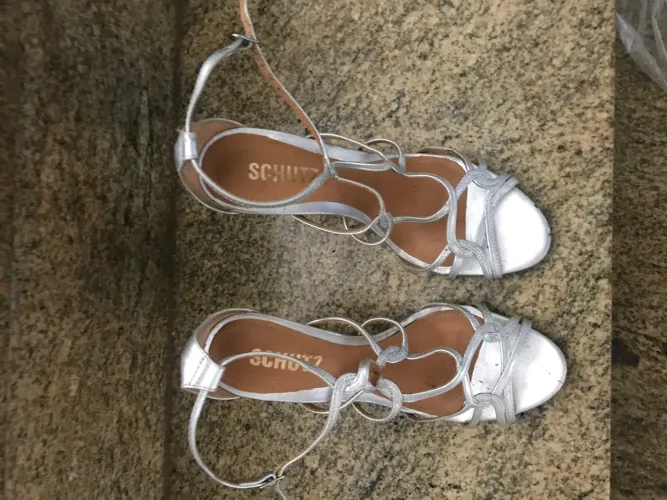 Linda sandália prateada nr 34 marca Schutz 