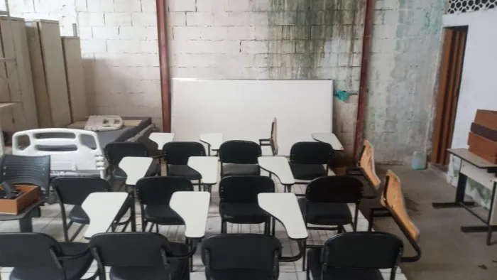 Combo com 12 cadeiras universitária e 1 quadro
