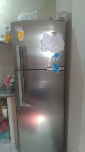 Geladeira funcionando perfeitamente, com pequenas marcas de uso, 2 anos! *