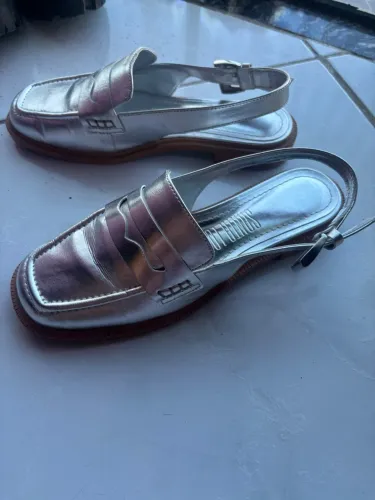 Mocassim Slingback Metalizado Prata - Santa Lolla