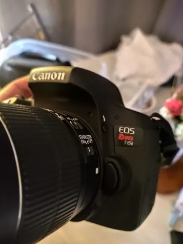 Câmera Canon T6i com tela retrátil 
