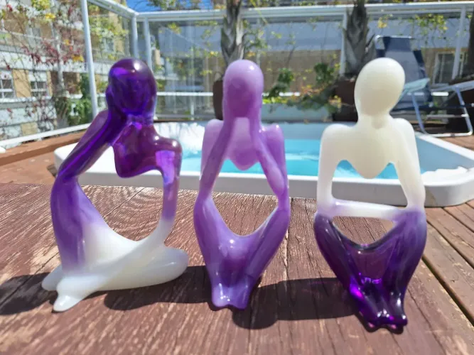 Trio de estátuas em resina, modelo pensador