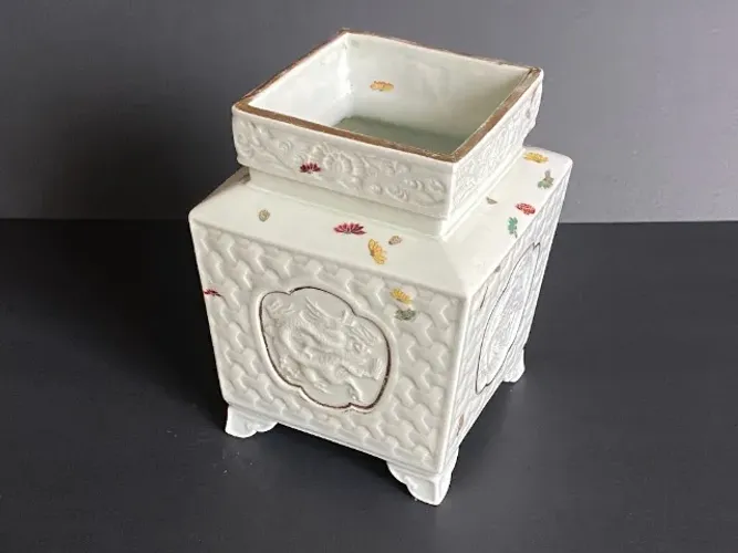 Antigo vaso chinês no formato de urna em porcelana celadora
