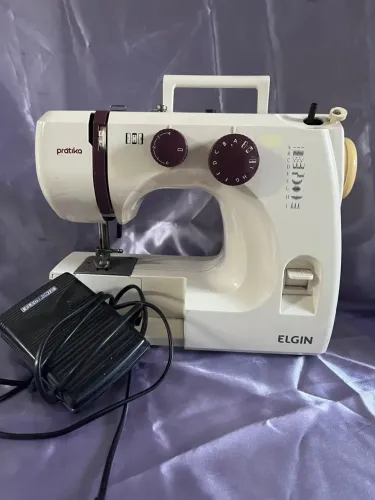 Máquina de Costura Elgin Pratika