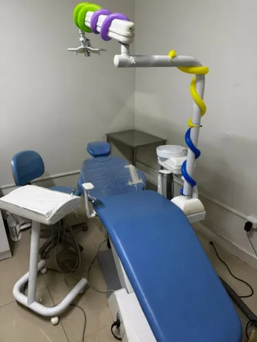 Cadeira Odontológica com Refletor e Acessórios - Com Defeito na Placa