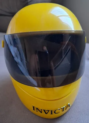 Capacete Invicta para um relógio 