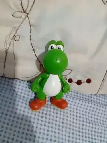 Personagem iochi baby Sauro e jogador de futebol 