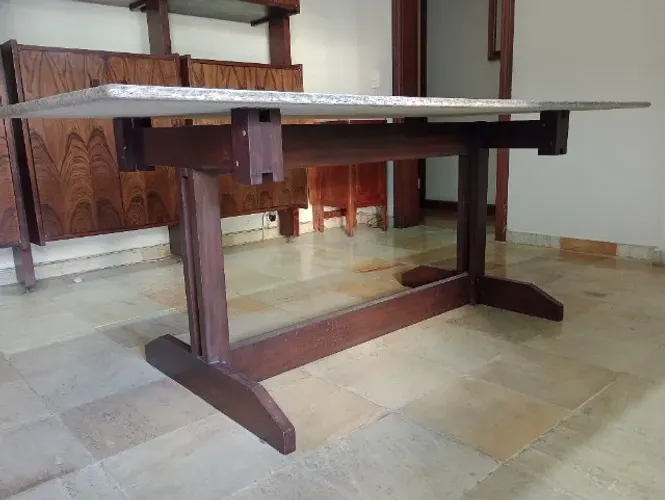 MESA DE JANTAR COM PÉ DE MADEIRA E TAMPO DE GRANITO. Medida:  1,90m x 90cm 