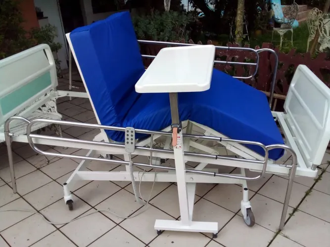 Cama hospitalar pós poltrona eletrônica. 
