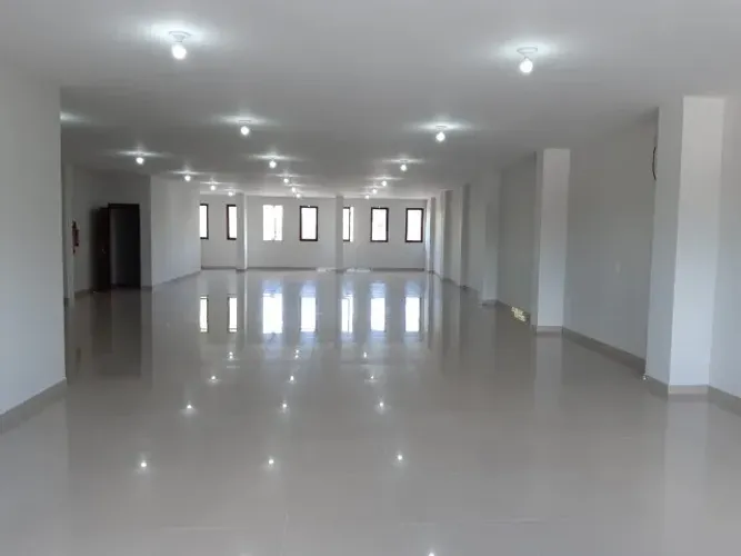 alugo sala comercial 260 metros  primeiro andar.  bairro tambiá