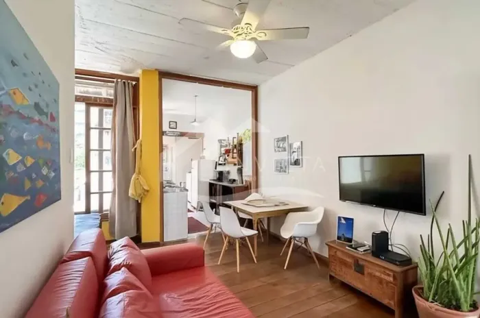 Encantador sala e quarto com suíte mobiliado em prédio antigo de Ipanema