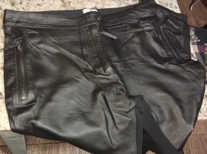 Calça couro legítimo somente na frente com detalhes na lateral com fecho nos bolsos 