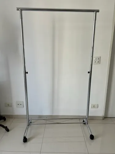 Arara de Roupas de Chão Cromada - Regulável e com Rodinhas (Perfeito Estado)