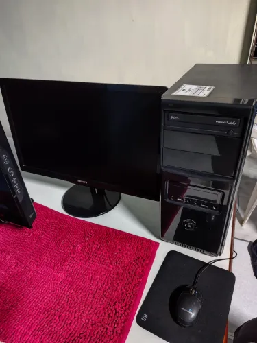 Vendo computador de mesa ! Processador intel Celeron ? 8gb ram  465 gb HD 