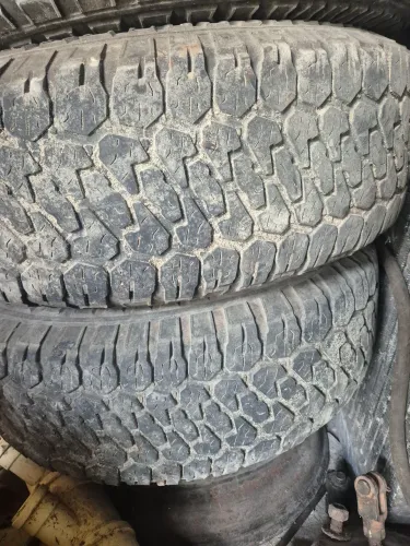 Vendo um jogo de rodas com pneus hilux 15