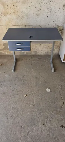 Mesa para escritório, so um puxador quebrado, o resto esta perfeito.