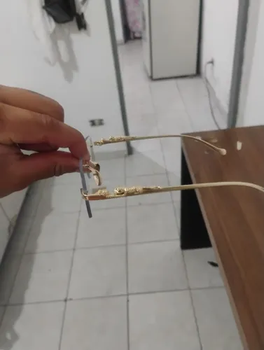 Óculos sem case cor dourada tamanho padrão