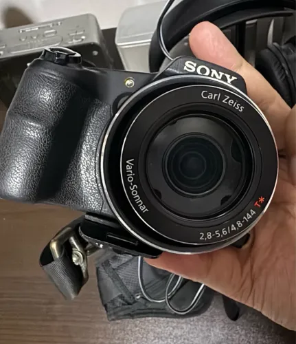 Câmera semi profissional Sony HX200V