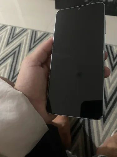 Samsung Galaxy A06 na cor branca.
