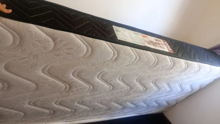 Vemdo colchão de espuma firme de solteiro. Novo de alta qualidade mas uma cama