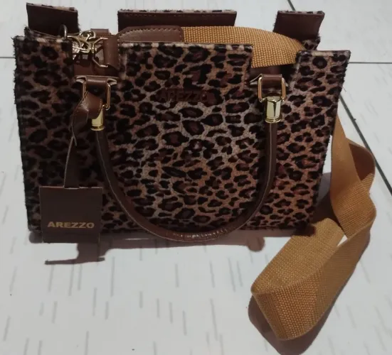 Linda bolsa Arezzo, três opções de uso.