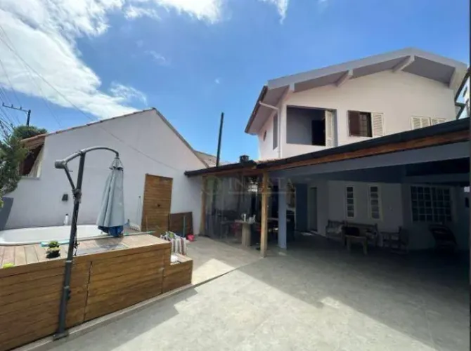 Casa com 4 quartos no Balneário do Estreito, em Florianópolis/SC.