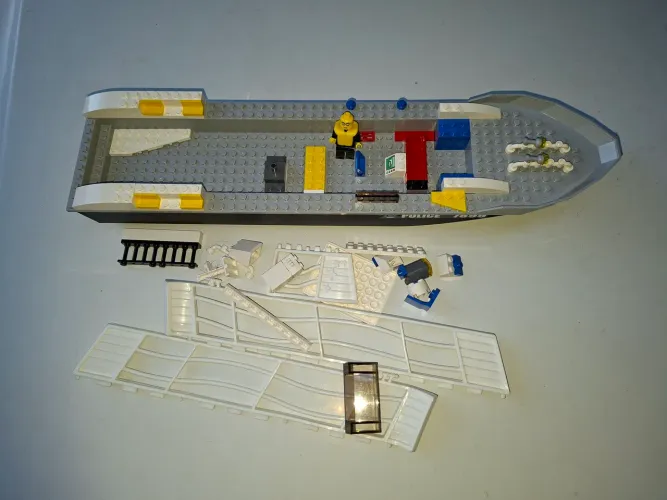 Brinquedo barco lego incompleto