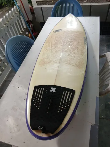 Prancha de surf 5'10" 30,5L C.Marroquim Retrô Round com quilhas, cordinha, capa e parafina