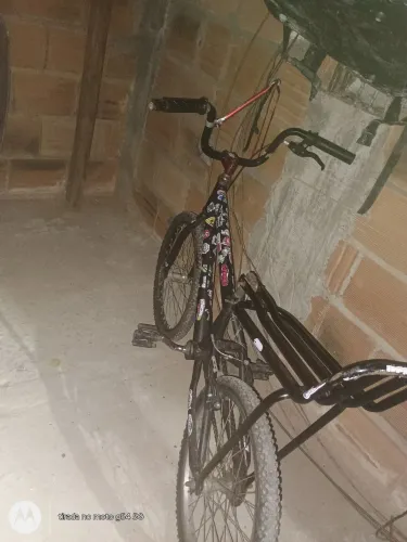 Vendo essa bicicleta aro 20 com freio em perfeito estado 250reais montadinha.